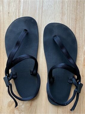 Earthrunners primal sandals with black laces size 6. Minimal black sandals